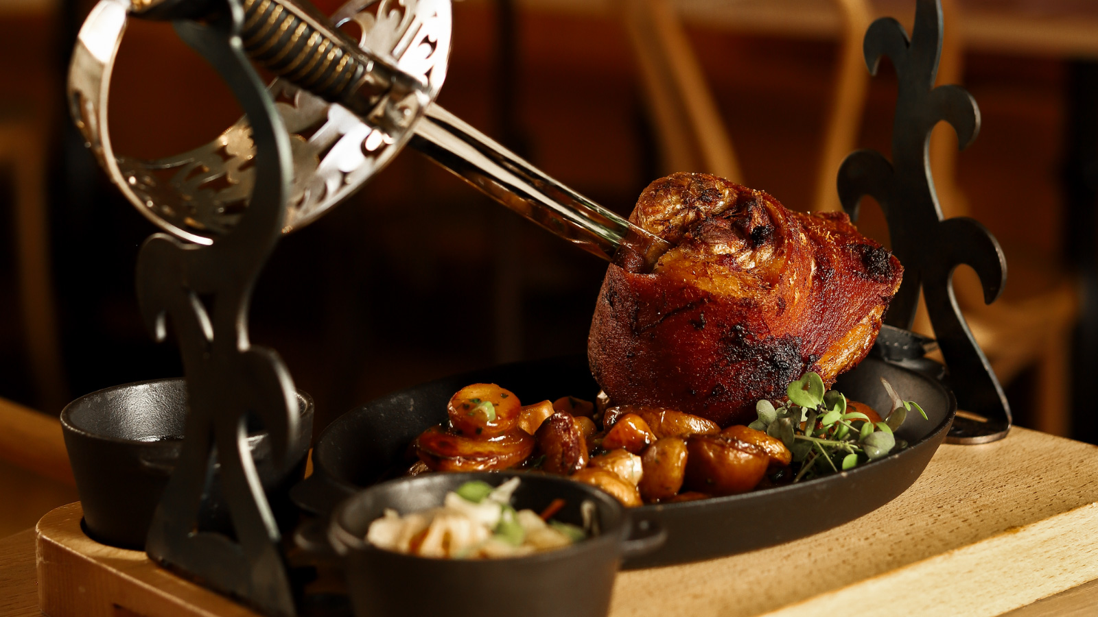 Szabjára tűzött csülök pékné módra, burgonyával és csalamádéval