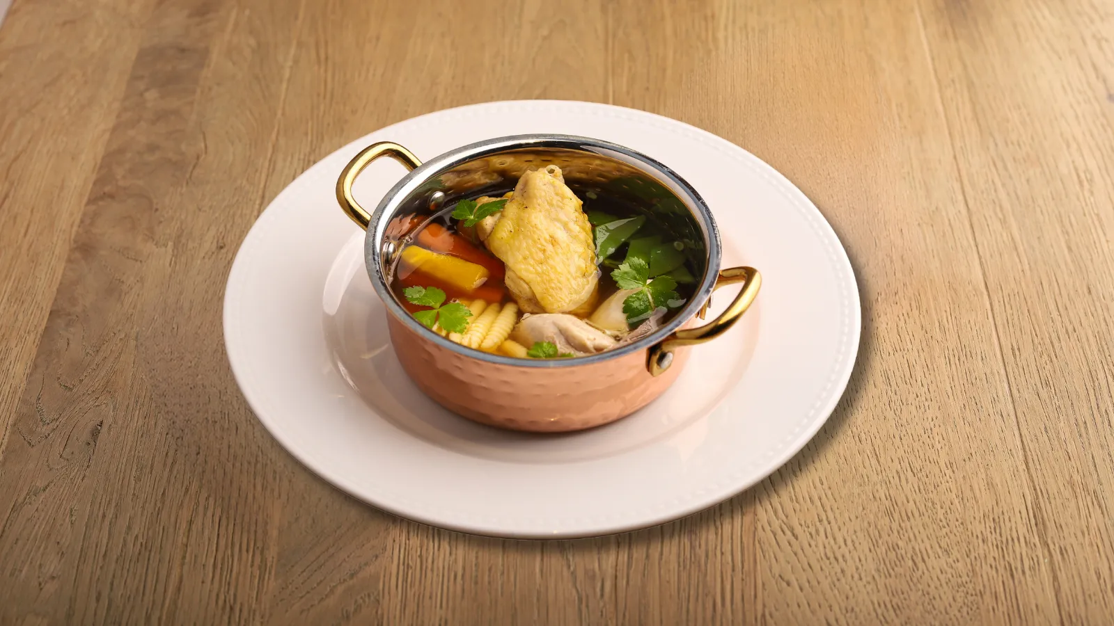 Újházy kakasleves gazdagon, fémedényben tálalva