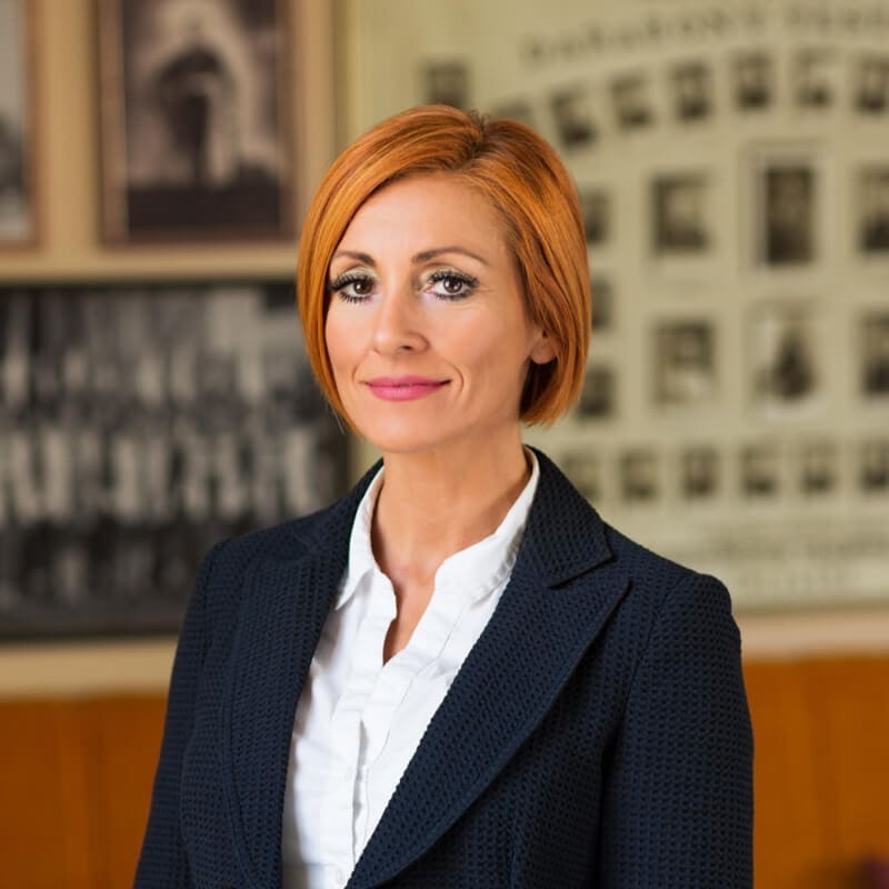 Főőrség Rendezvénytere terített asztalokkal, gyertyatartókkal és faliképekkel a háttérben