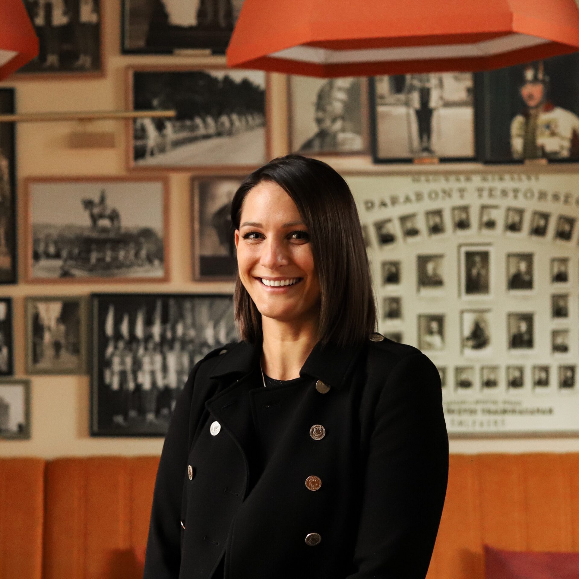 Főőrség Rendezvénytere terített asztalokkal, gyertyatartókkal és faliképekkel a háttérben