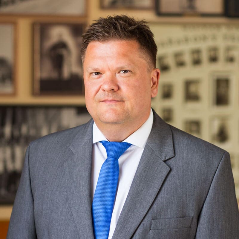 Főőrség Rendezvénytere terített asztalokkal, gyertyatartókkal és faliképekkel a háttérben